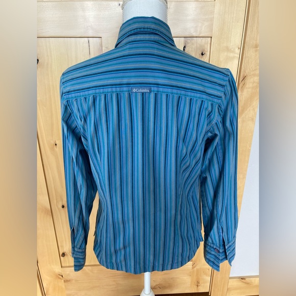 Columbia Vintage Woman’s Button Down Shirt. Fitted, Rounded Hem, Cotton, Size M - Picture 3 of 13